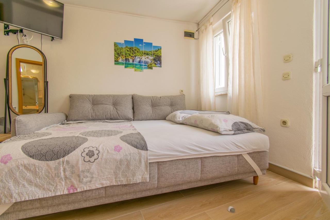 ホテル Studio Apartman Monika Baška Voda エクステリア 写真