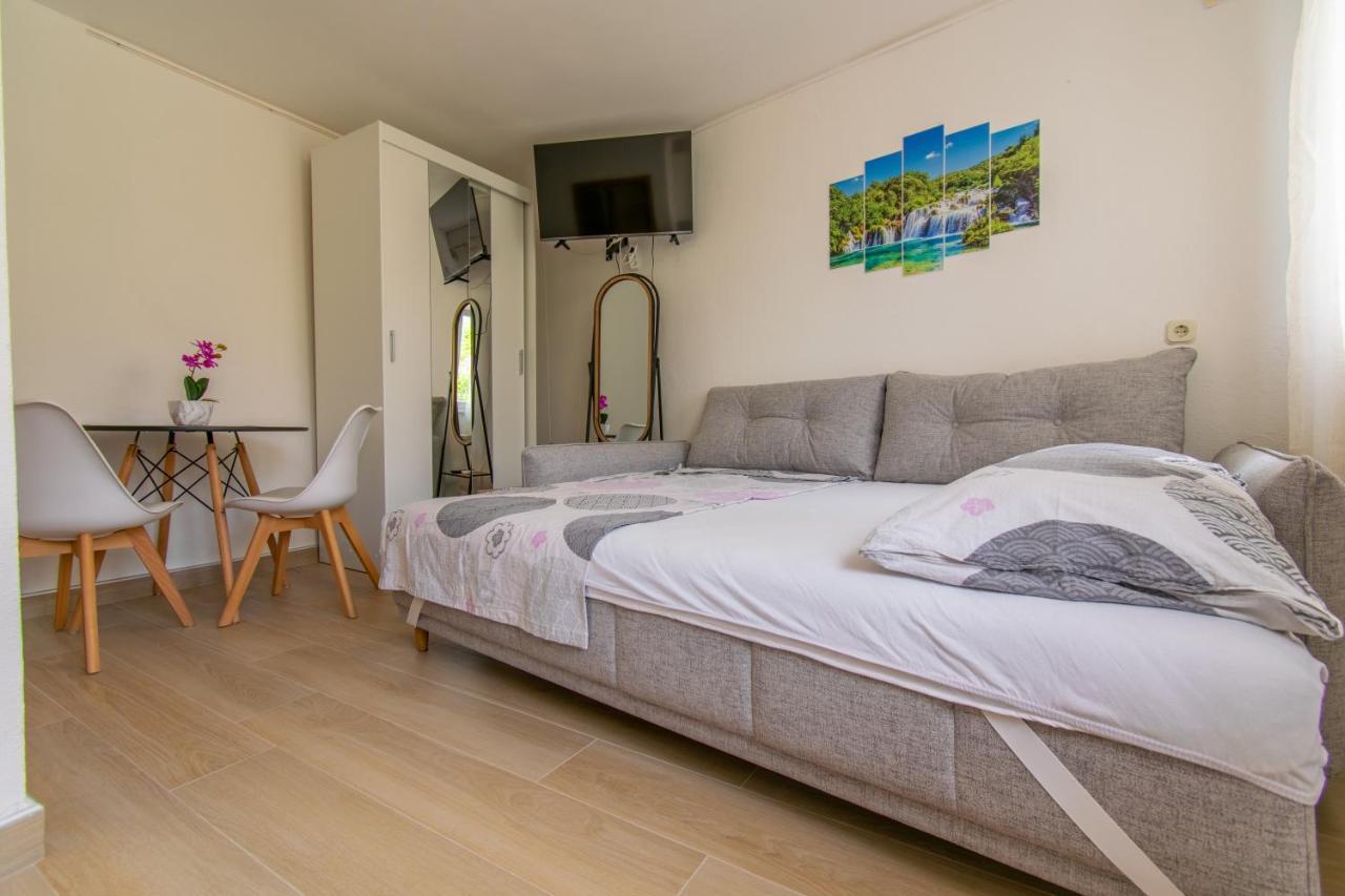 ホテル Studio Apartman Monika Baška Voda エクステリア 写真